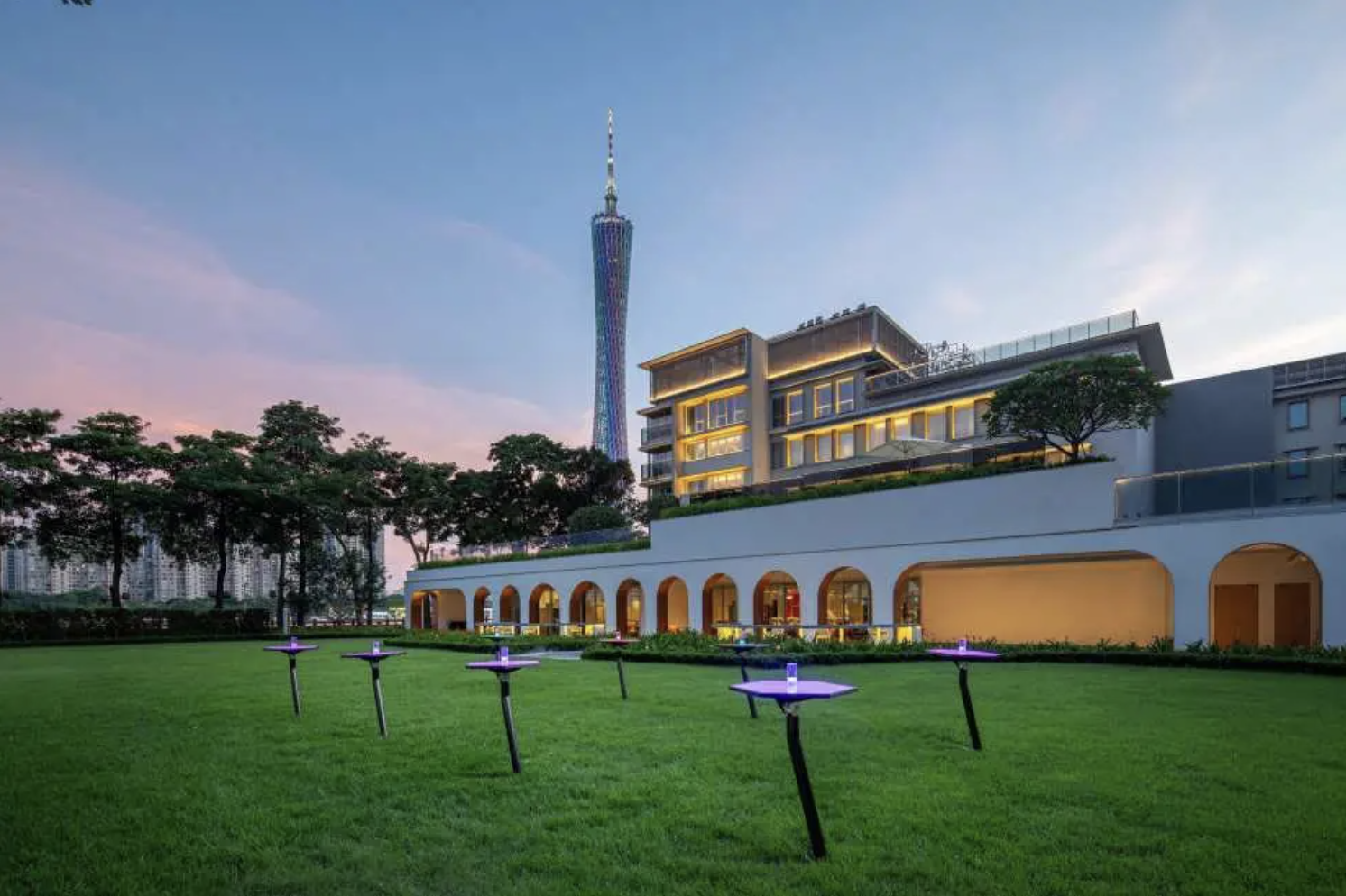 廣州海心沙英迪格酒店連升2級豪華精品陽台大床房套餐！人均低至 HK$801.5 起，含雙人自助早餐、光點酒吧雙人雞尾酒，戶外恆溫無邊泳池飽覽廣州塔