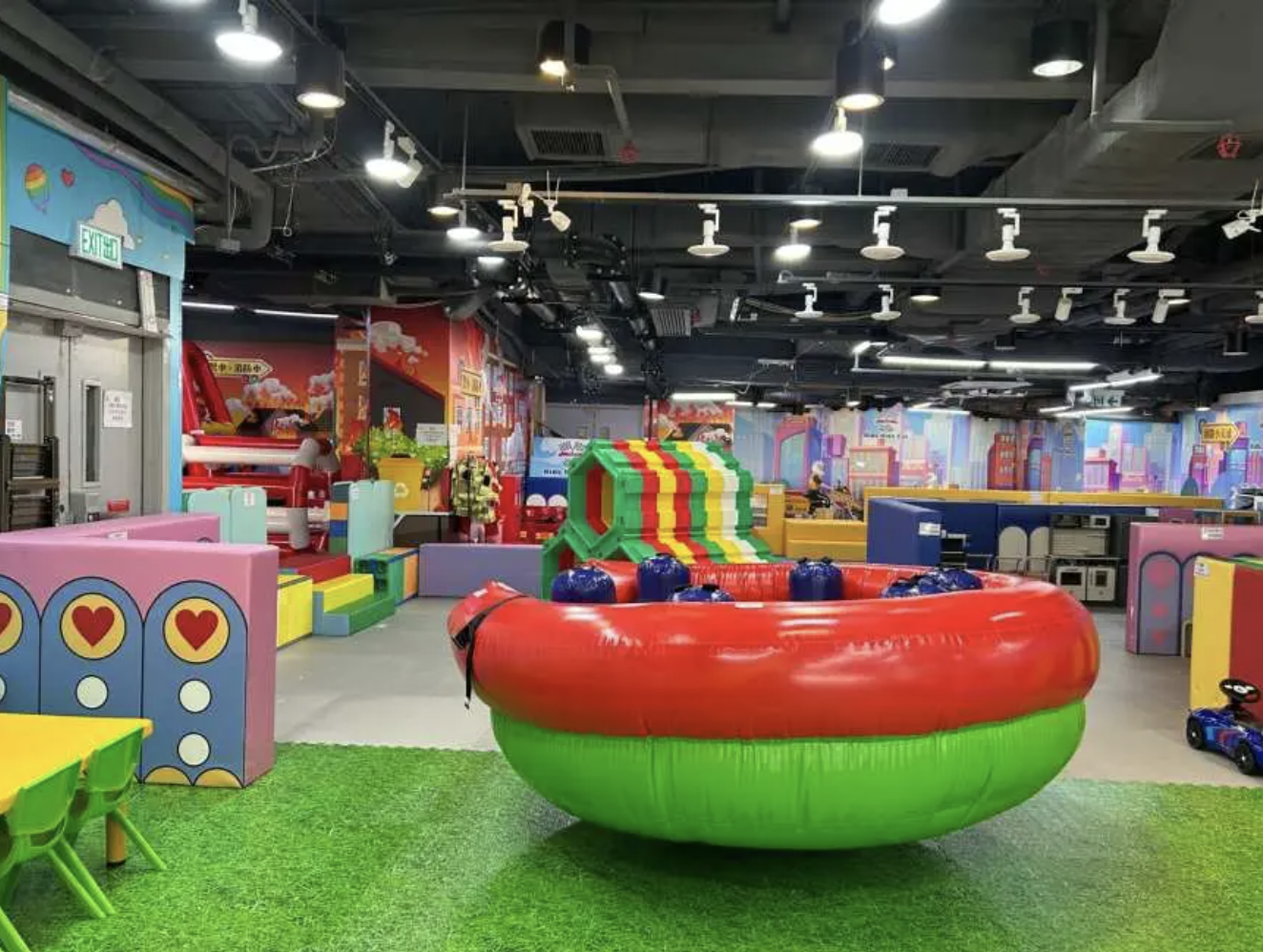 Kids Kids Car 電動車主題樂園套票買一送一優惠低至 HK$20 起！尖沙咀、九龍灣、荃灣三店通用，邏輯駕駛電動車任玩